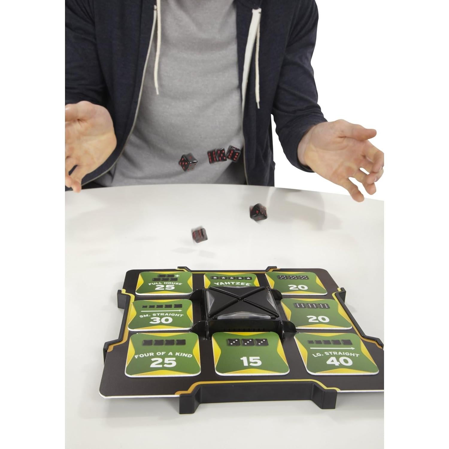 Juego de Dados Yahtzee Clásico Hasbro - 2 Baterías AA