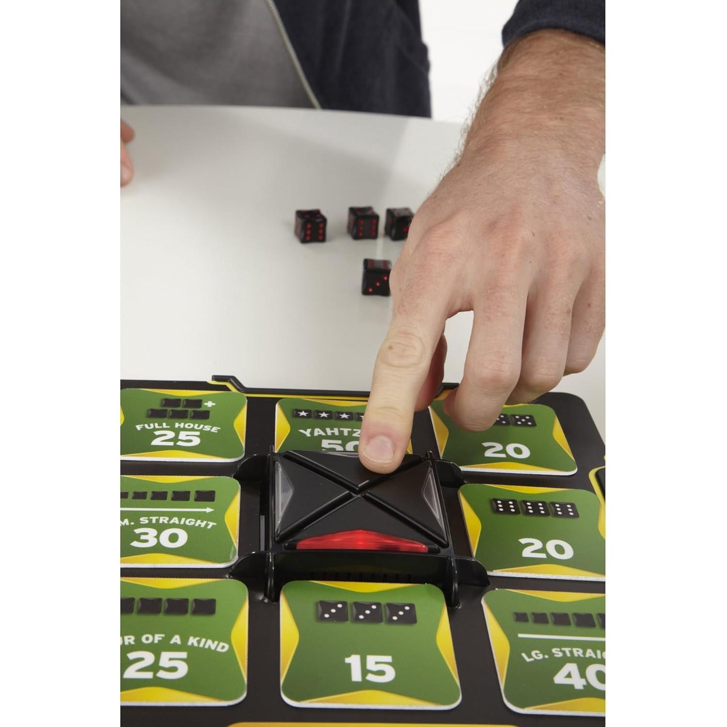 Juego de Dados Yahtzee Clásico Hasbro - 2 Baterías AA