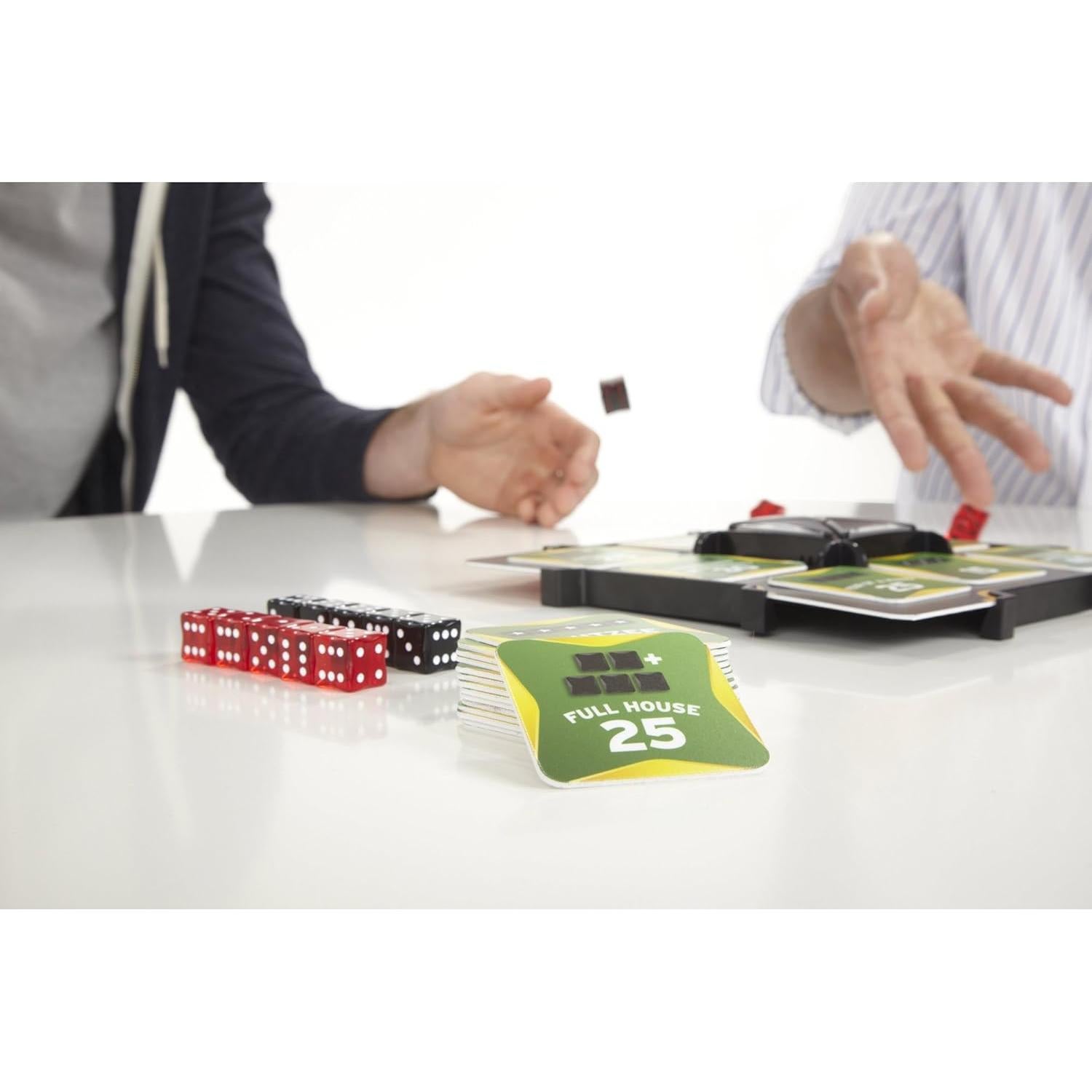 Juego de Dados Yahtzee Clásico Hasbro - 2 Baterías AA