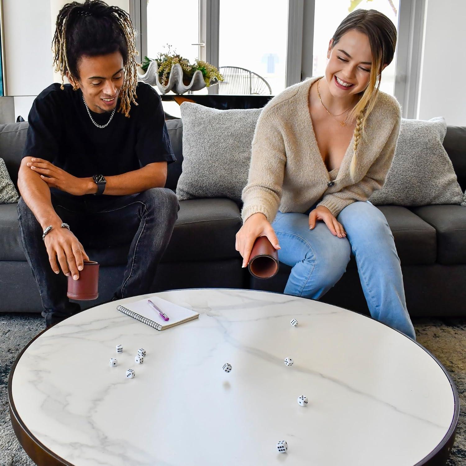 Set de 5 Copas de Dados de Cuero PU con 25 Dados Blancos