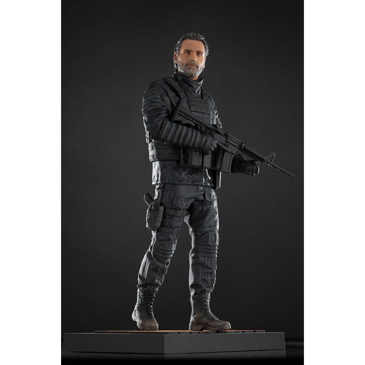 Estatua Deluxe Rick Grimes 1:6 McFarlane Toys 31.5 cm