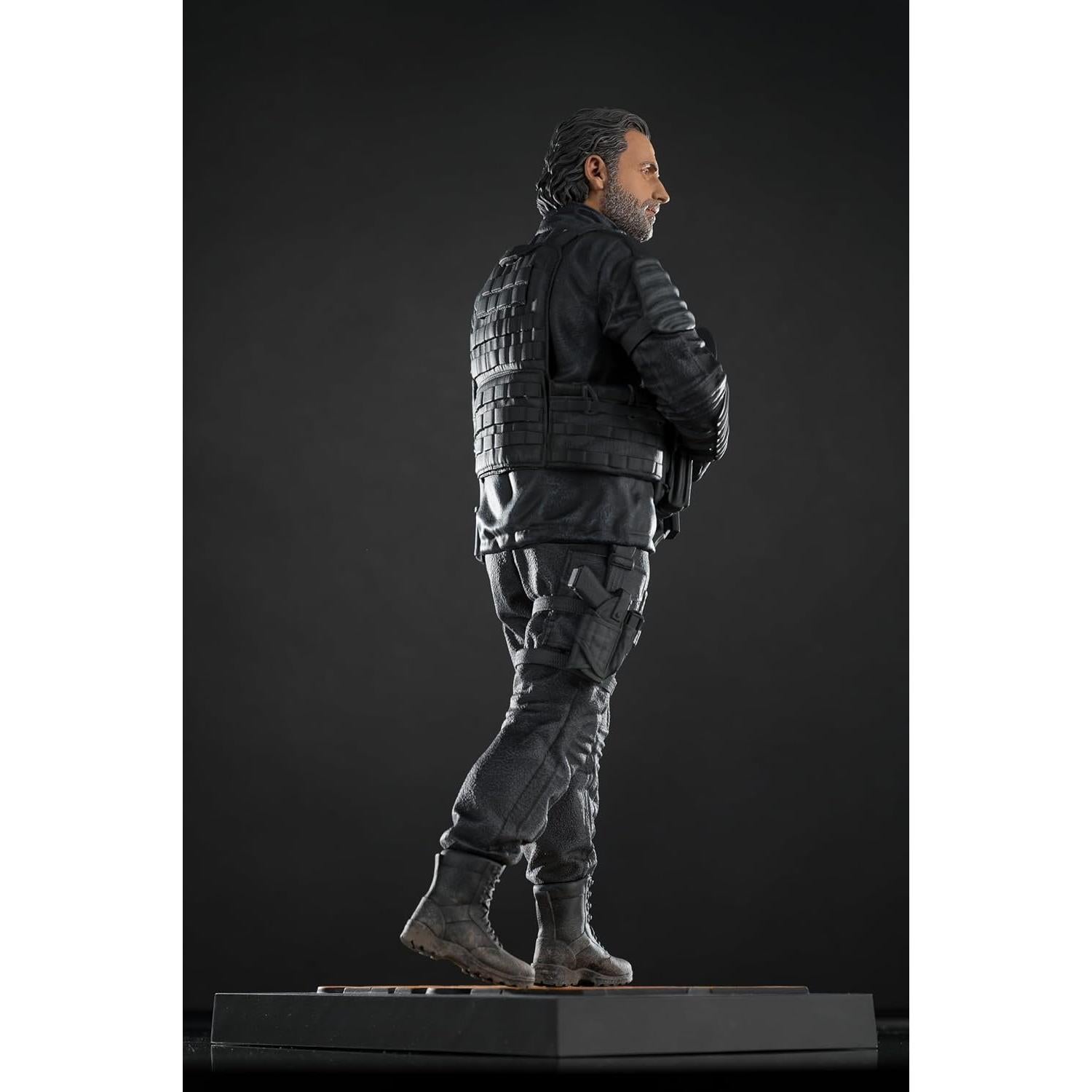 Estatua Deluxe Rick Grimes 1:6 McFarlane Toys 31.5 cm