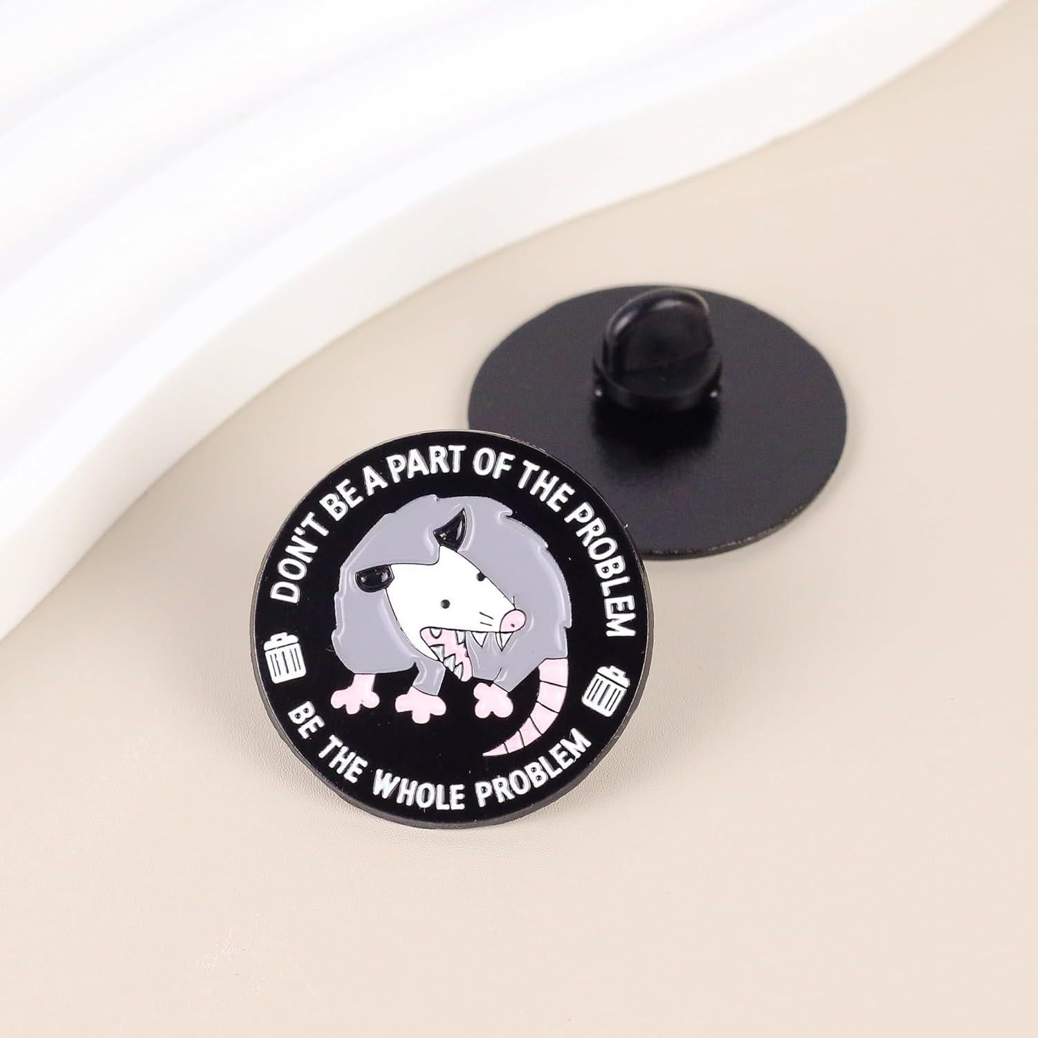 Pin de esmalte Opossum Problem - Humor sarcástico 3.81 cm