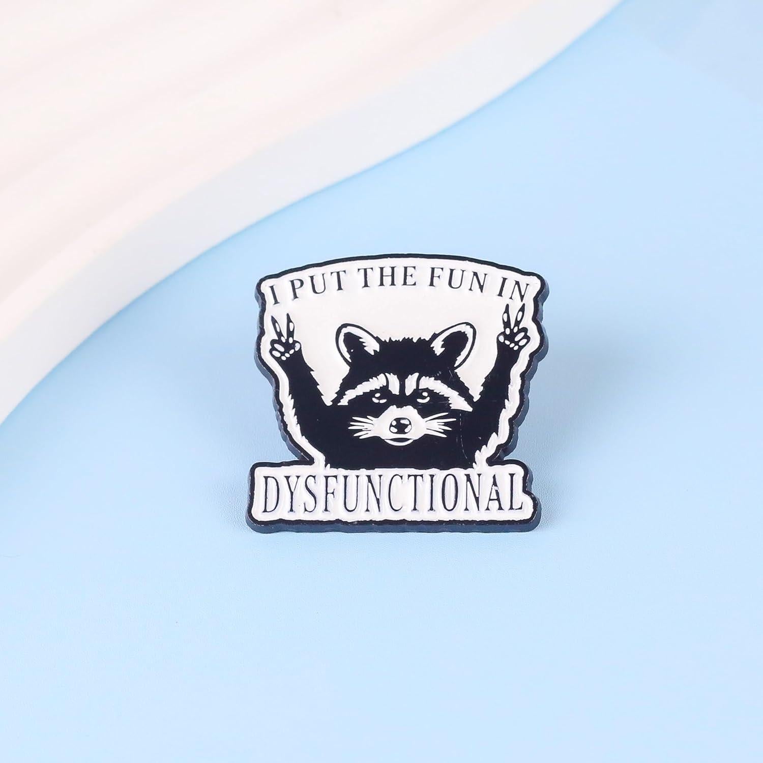 Pin de Esmalte Humorístico Mapache EL SUSURRO DEL ARTESANO