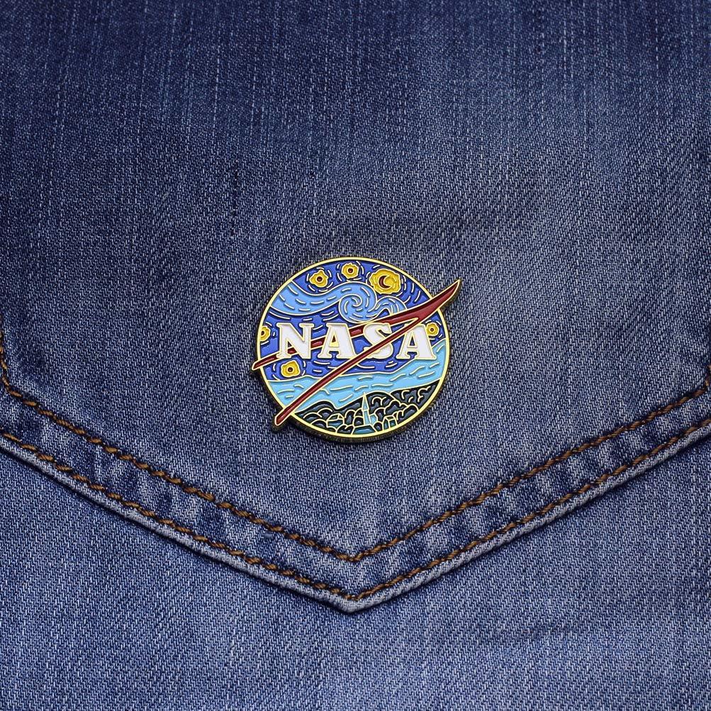 Pin de Esmalte Duro NASA Estrellado 3 cm - Regalo Unisex