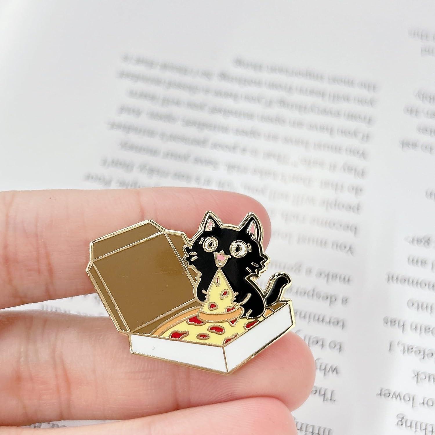 Pin de Esmalte Gato Negro Comiendo Pizza - Broche Kawaii