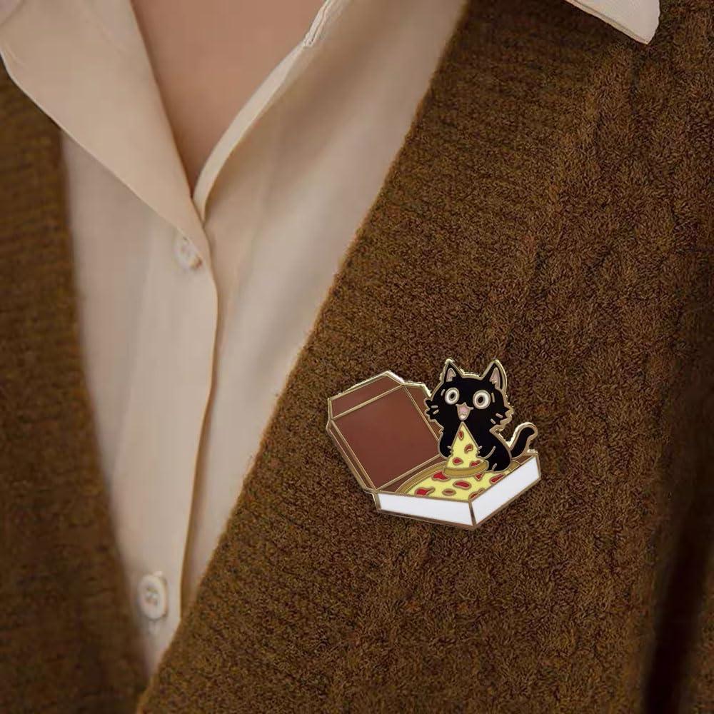 Pin de Esmalte Gato Negro Comiendo Pizza - Broche Kawaii