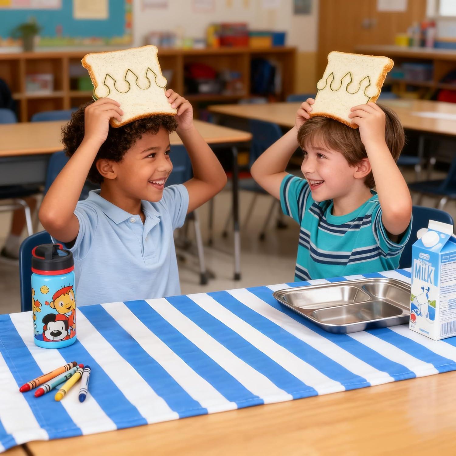 Juego de Cortadores de Sándwich YNHIAG 4 Piezas - Corazón, Coche, Tren, Corona