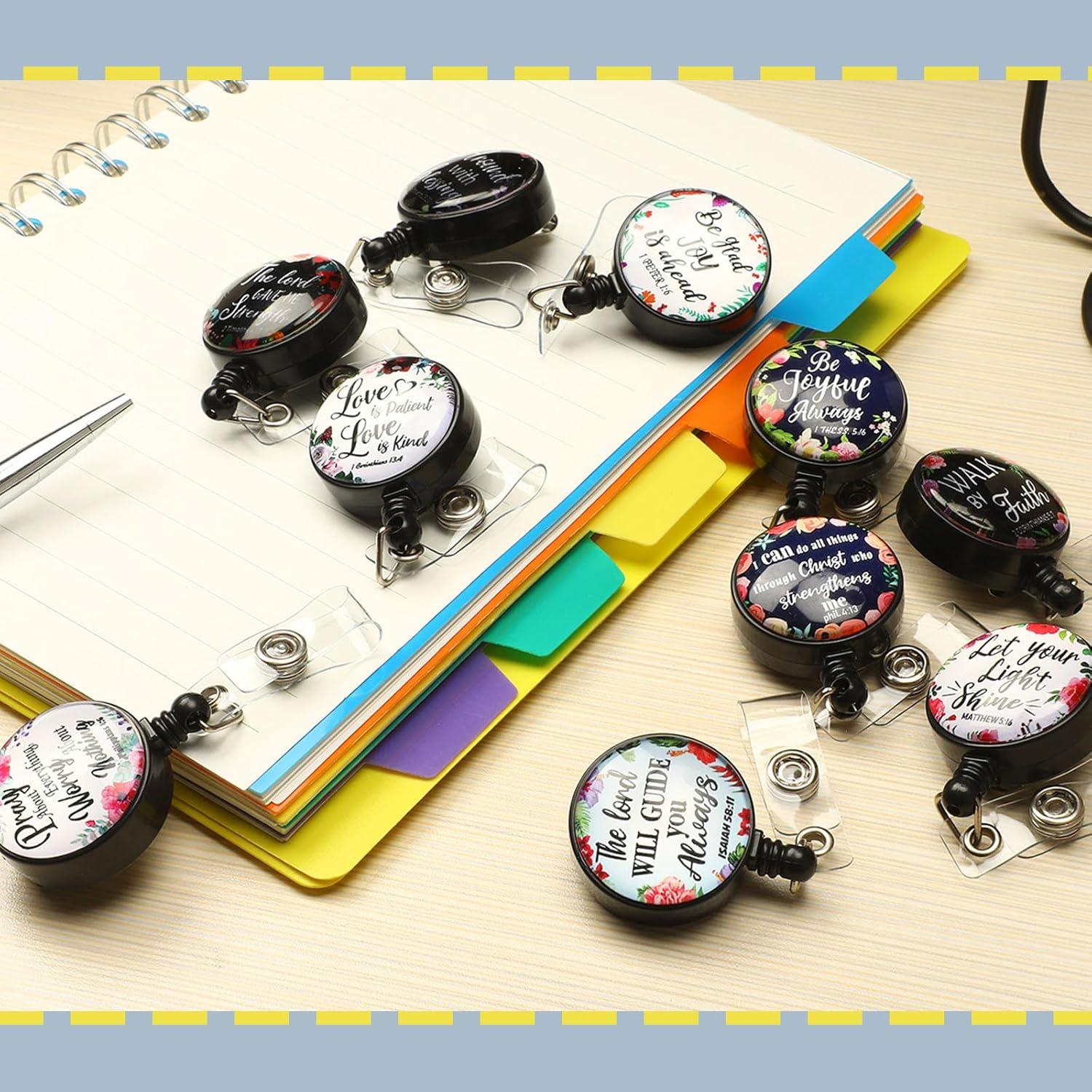 10 Piezas Soporte Insignia Retráctil Outus con Versículos