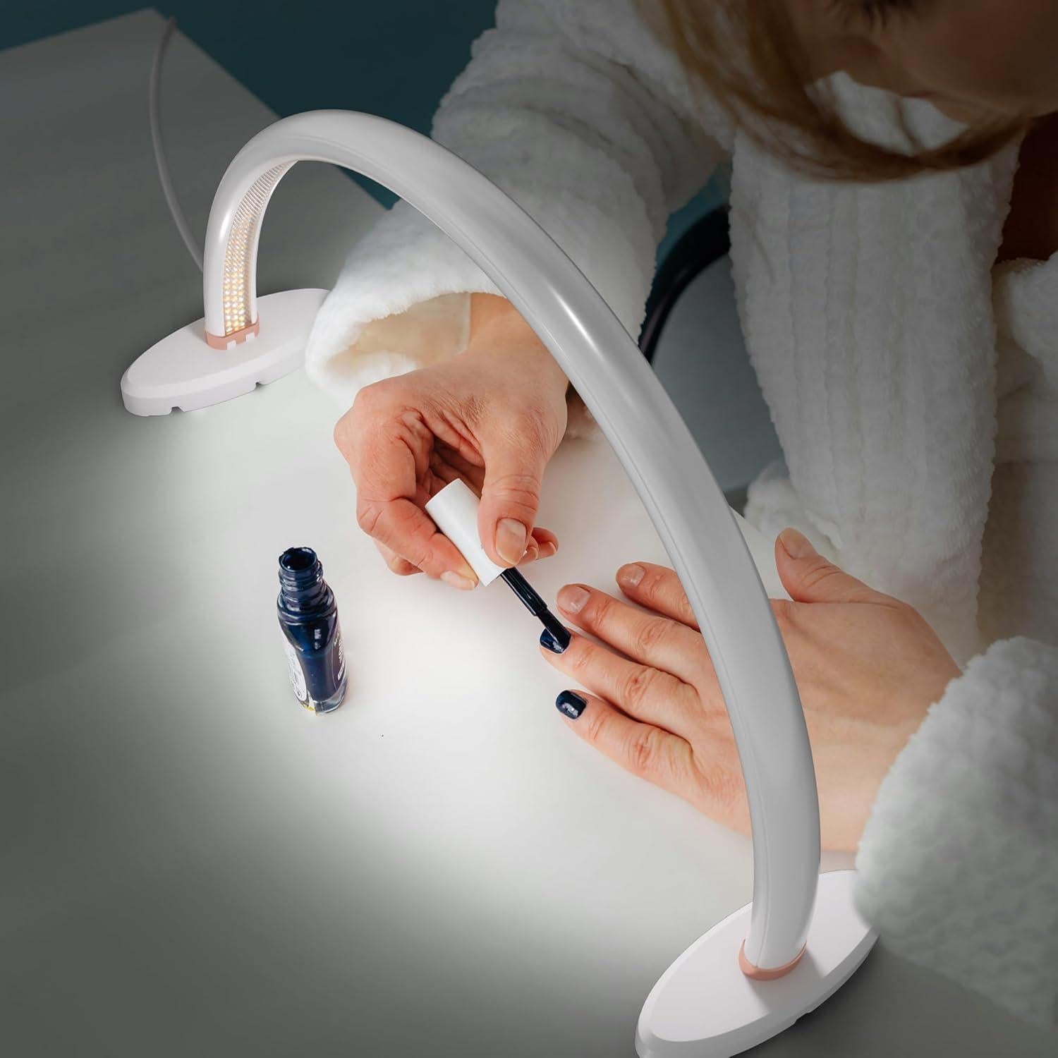 Lámpara de Escritorio LED Media Luna Welltell 40.64cm 3 Temperaturas