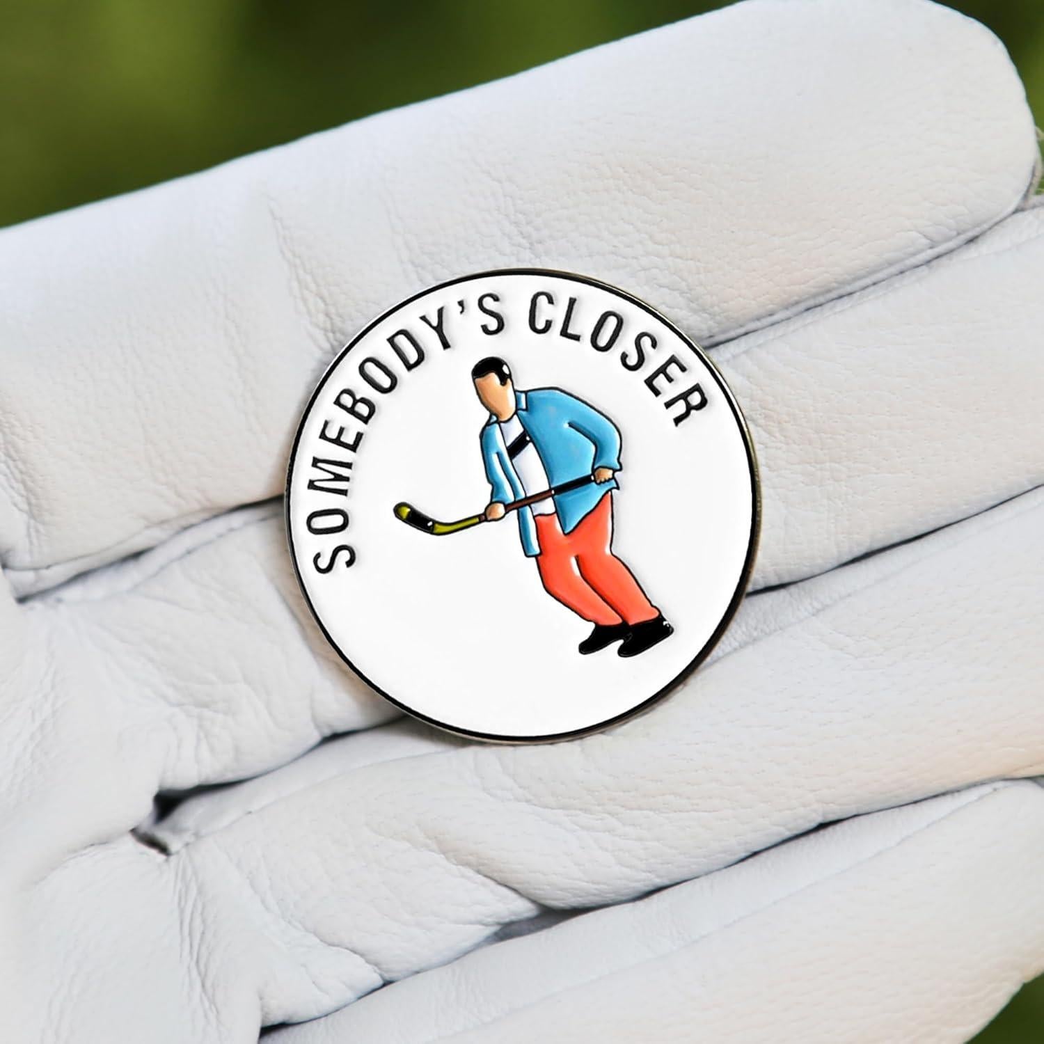 Marcador de Pelota de Golf ZEETY con Clip Magnético - Regalo Divertido