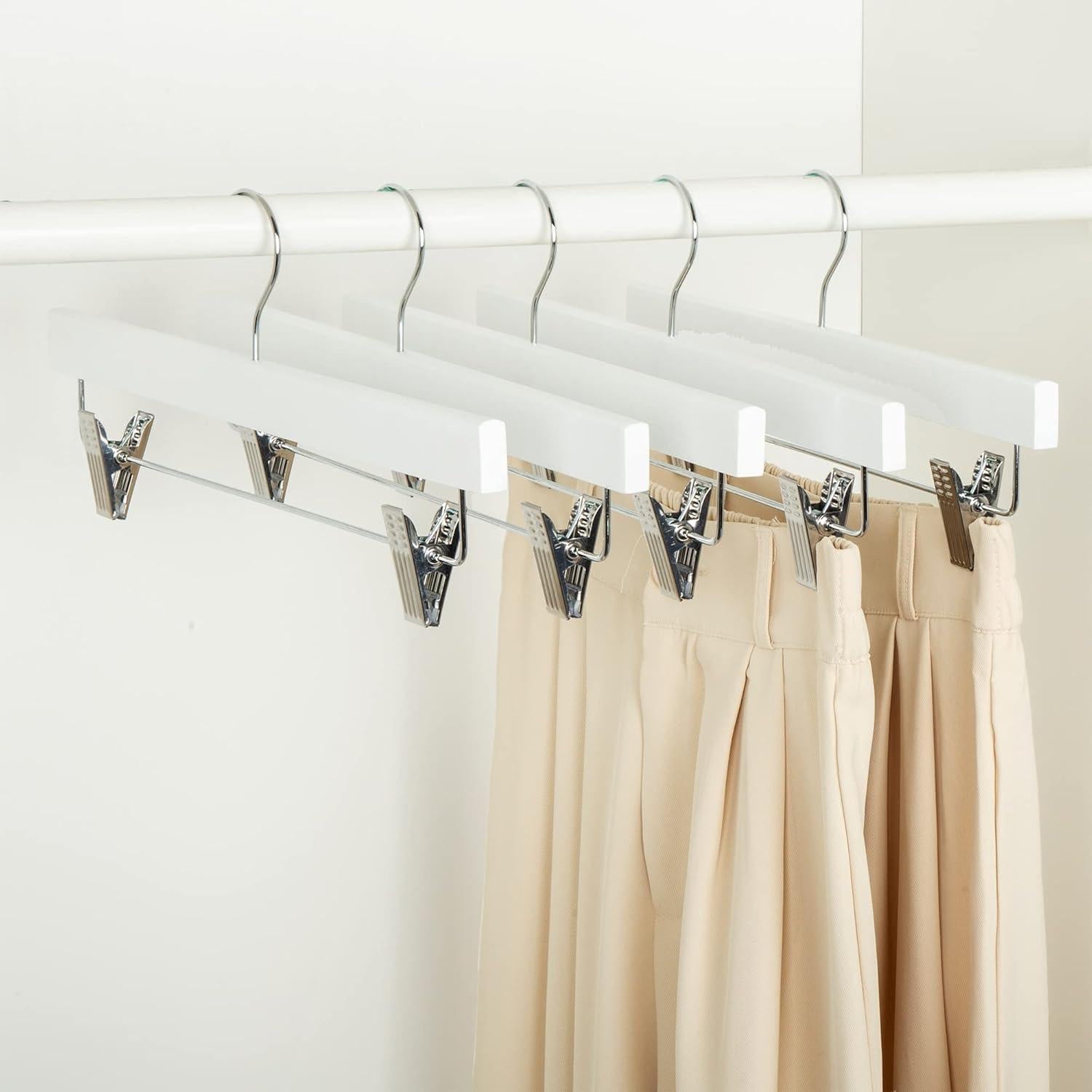 Perchas de Madera Amazon Basics con Clips - Blanco, Paquete de 10