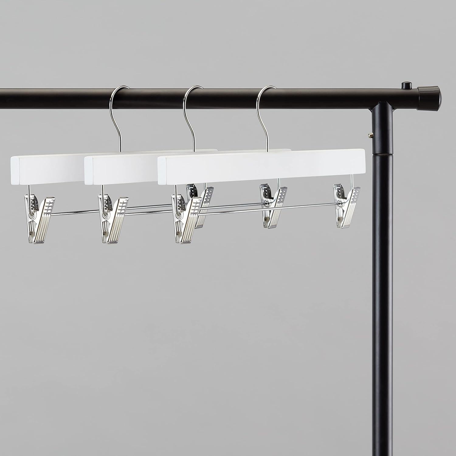 Perchas de Madera Amazon Basics con Clips - Blanco, Paquete de 10