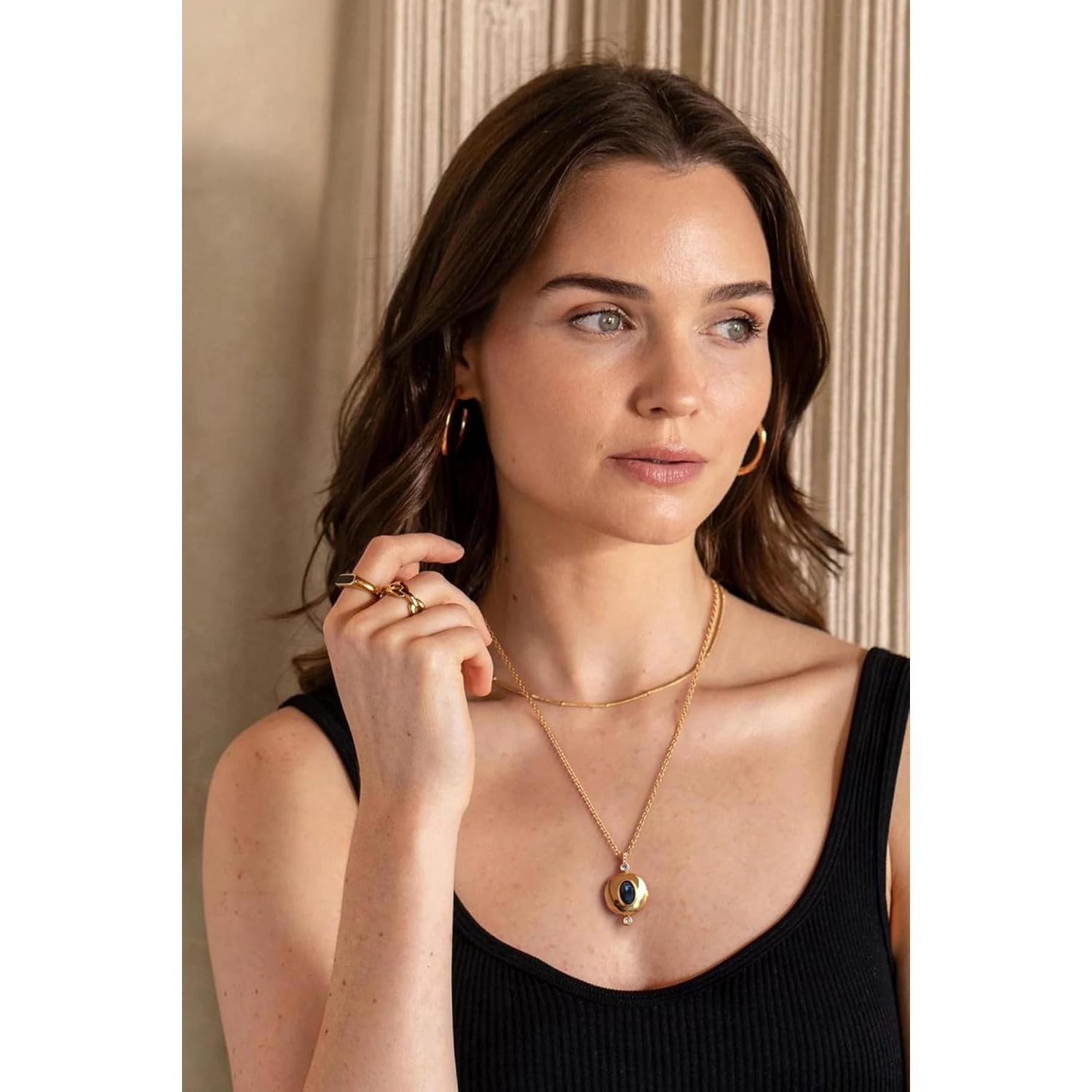 Collar medallón de oro 18k con colgante de perla barroca