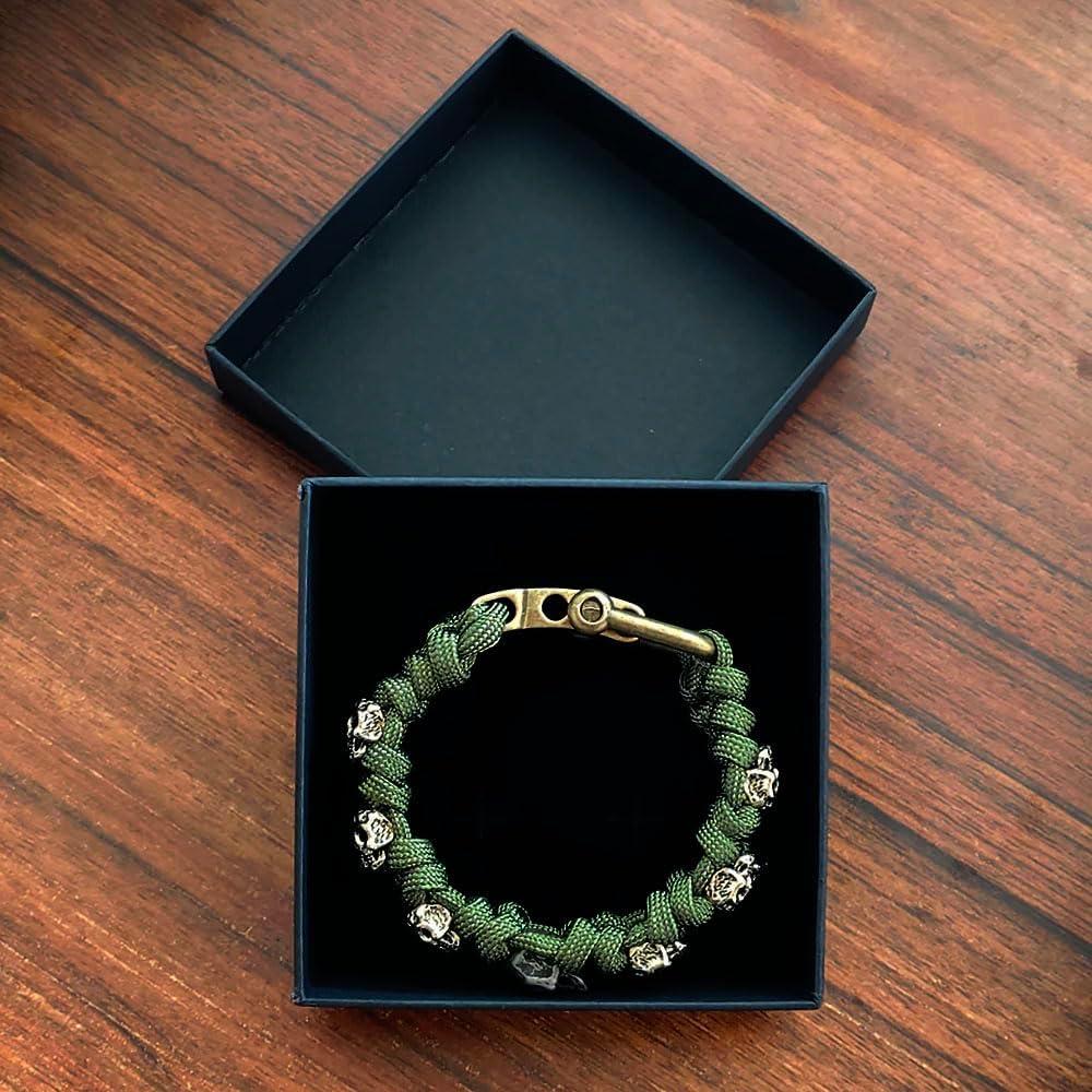 Pulsera de Paracord Ajustable con Calaveras de Metal Verde