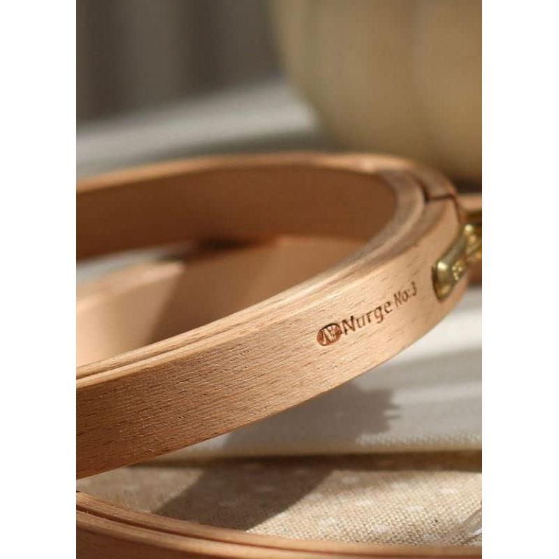 Aro de Bordado de Madera de Haya Nurge 16cm con Cierre Dorado