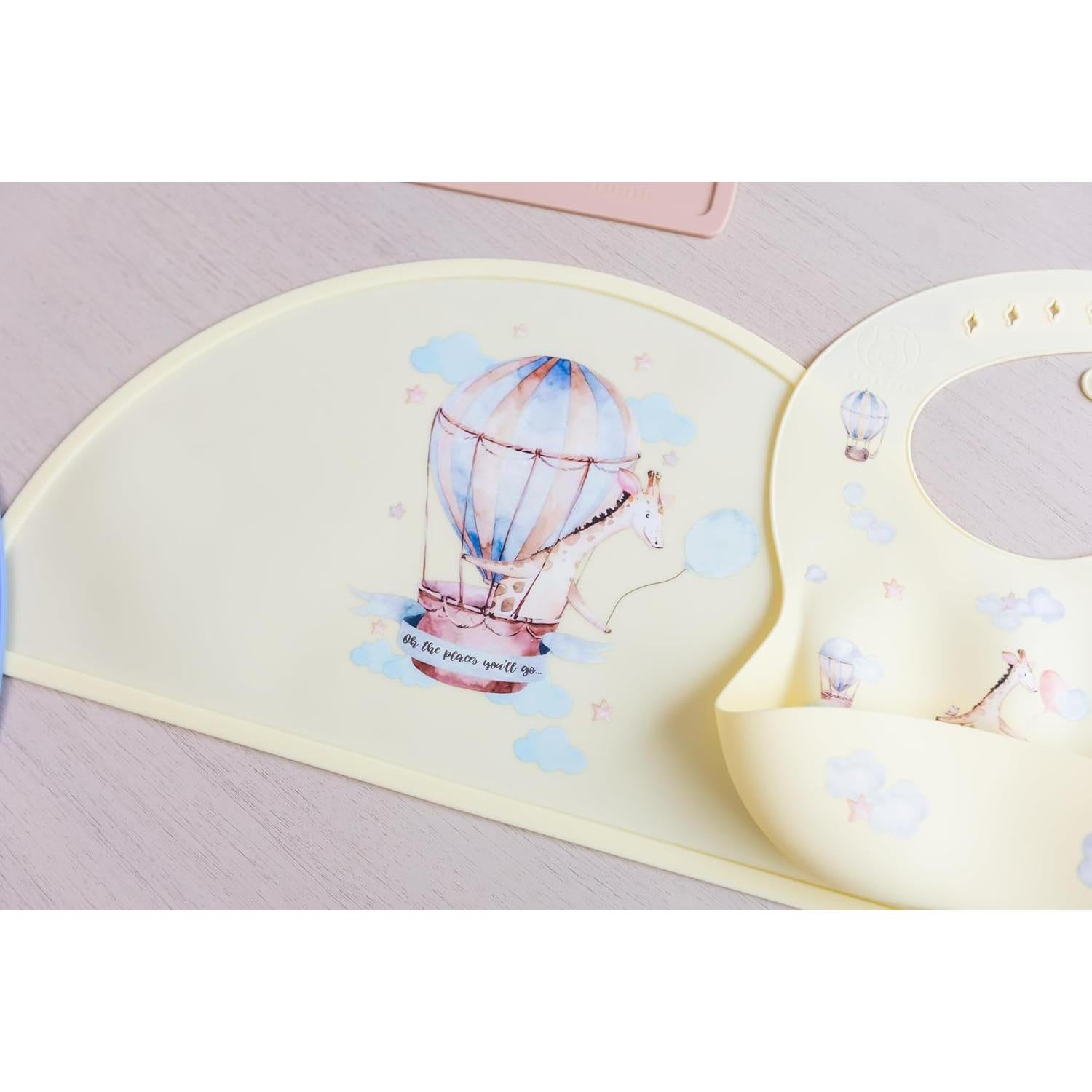 Babero y Tapete de Silicona Mamabear | Ajustable, Impermeable, Libre de BPA