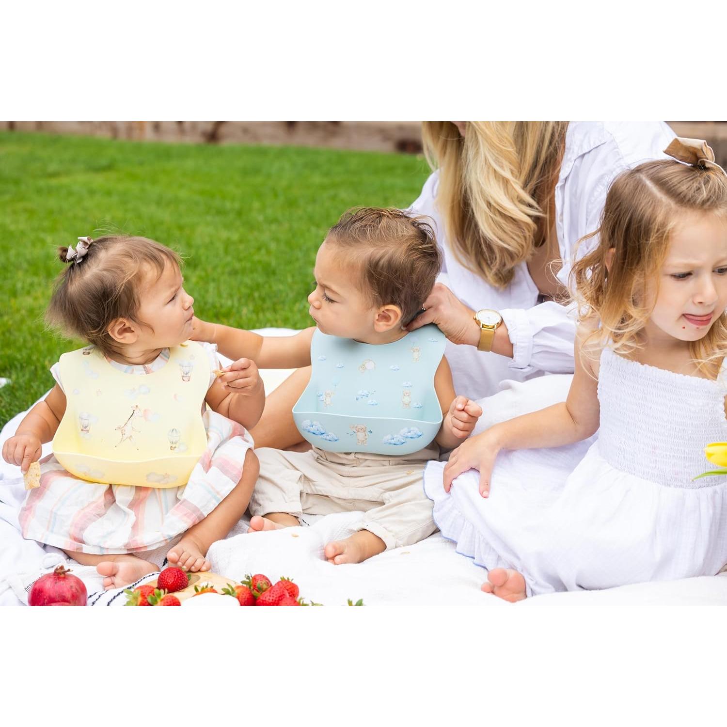 Babero y Tapete de Silicona Mamabear | Ajustable, Impermeable, Libre de BPA