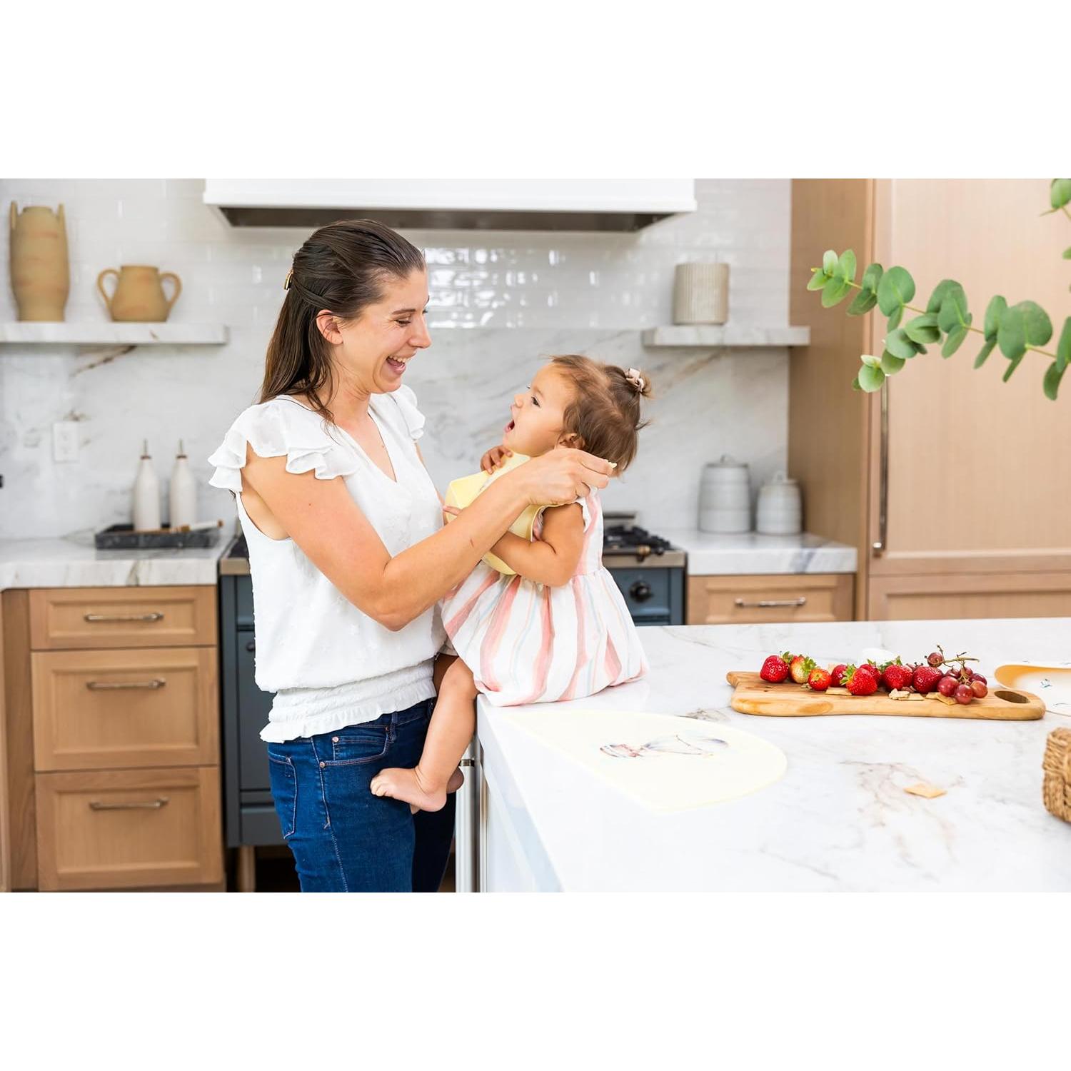 Babero y Tapete de Silicona Mamabear | Ajustable, Impermeable, Libre de BPA