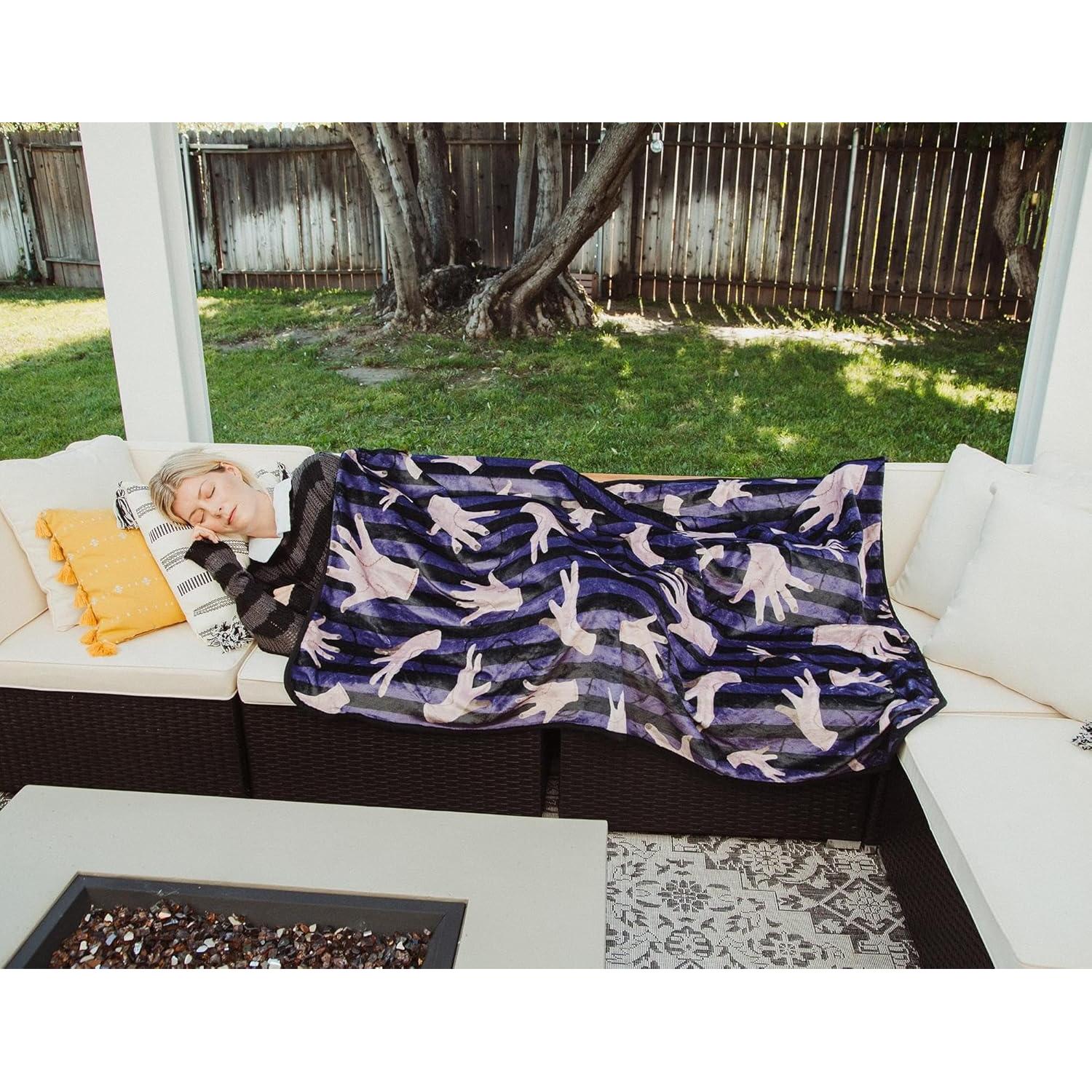 Manta de Forro de Poliester Silver Buffalo Miércoles 114x152cm