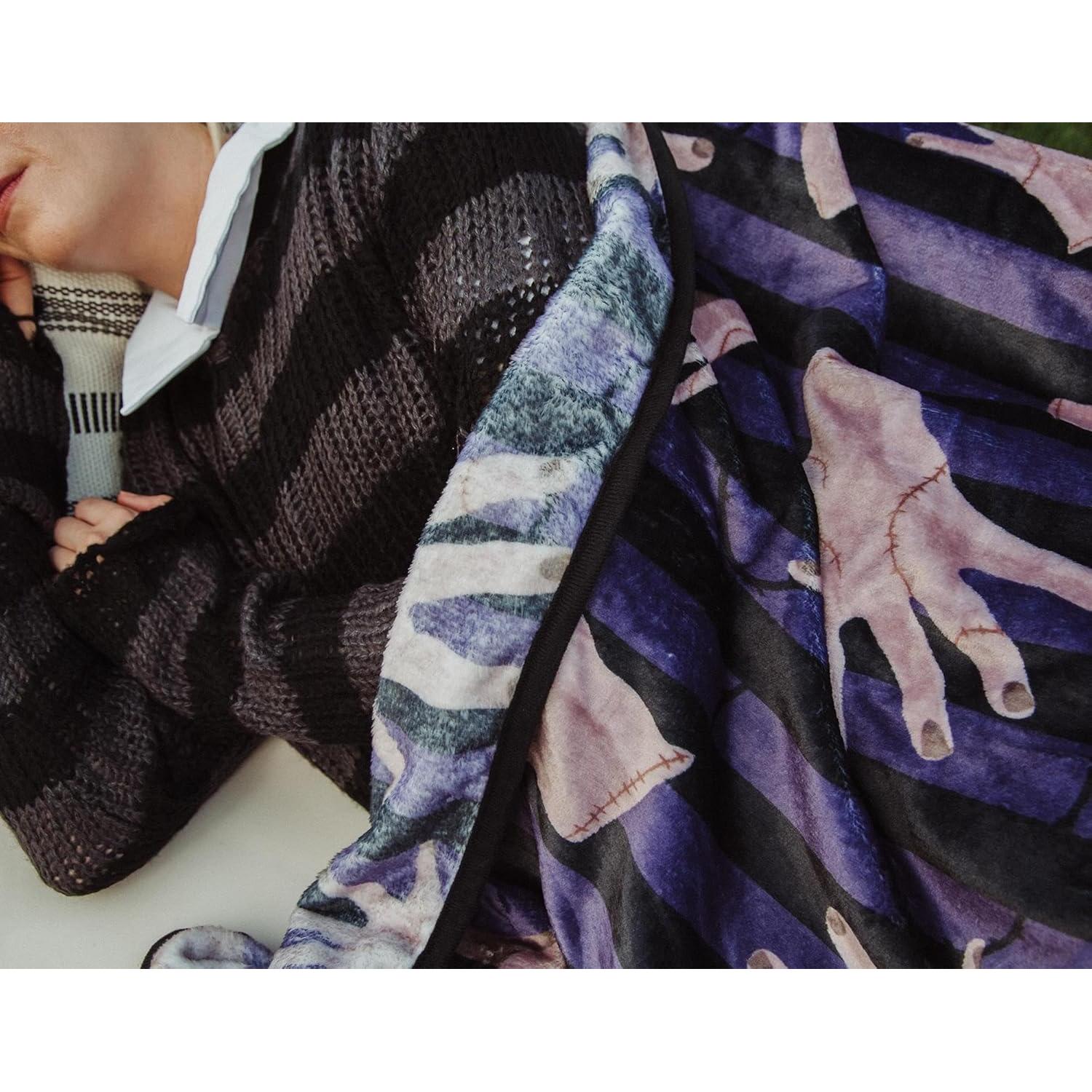 Manta de Forro de Poliester Silver Buffalo Miércoles 114x152cm