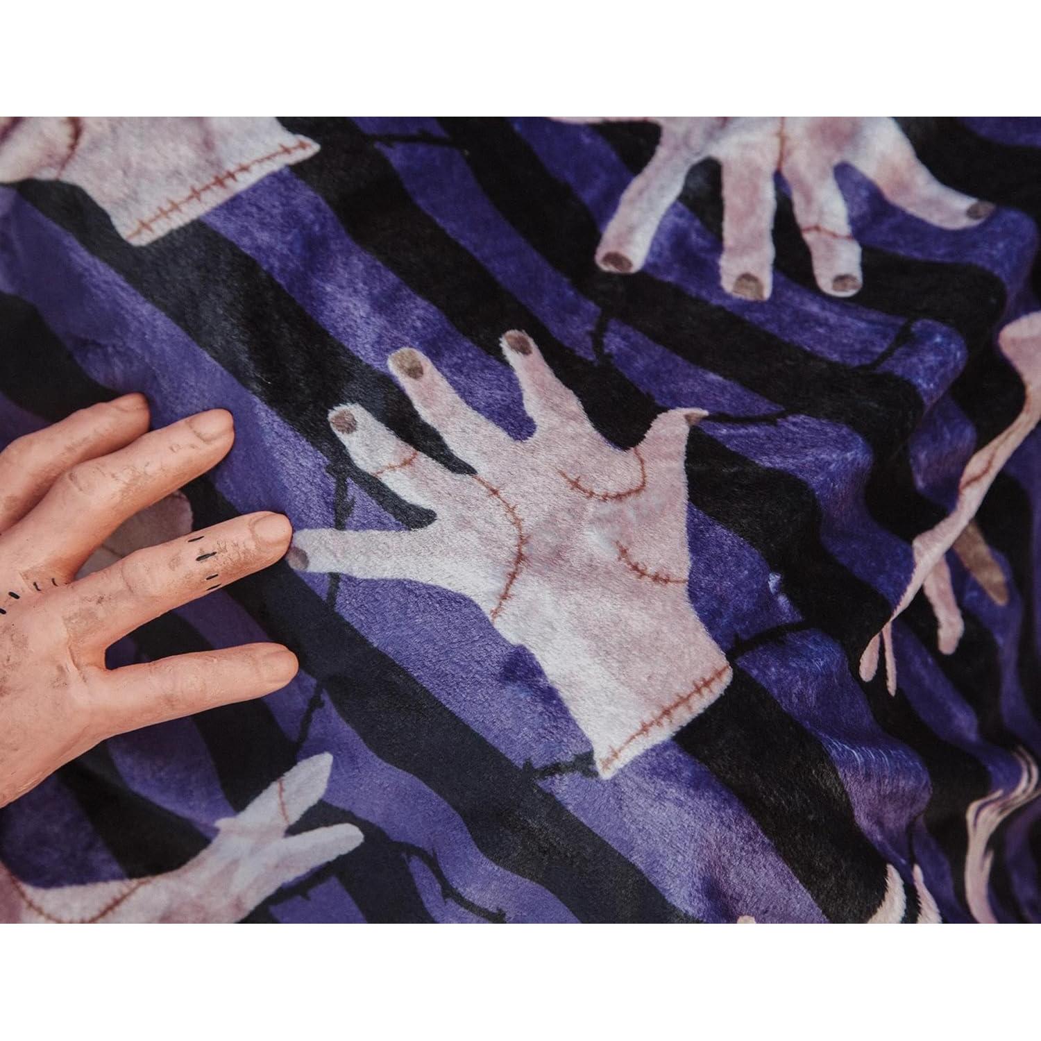 Manta de Forro de Poliester Silver Buffalo Miércoles 114x152cm