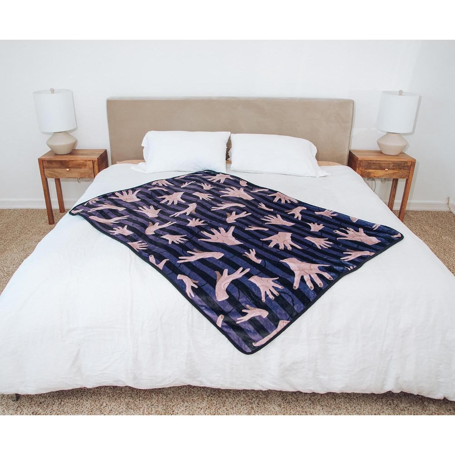 Manta de Forro de Poliester Silver Buffalo Miércoles 114x152cm