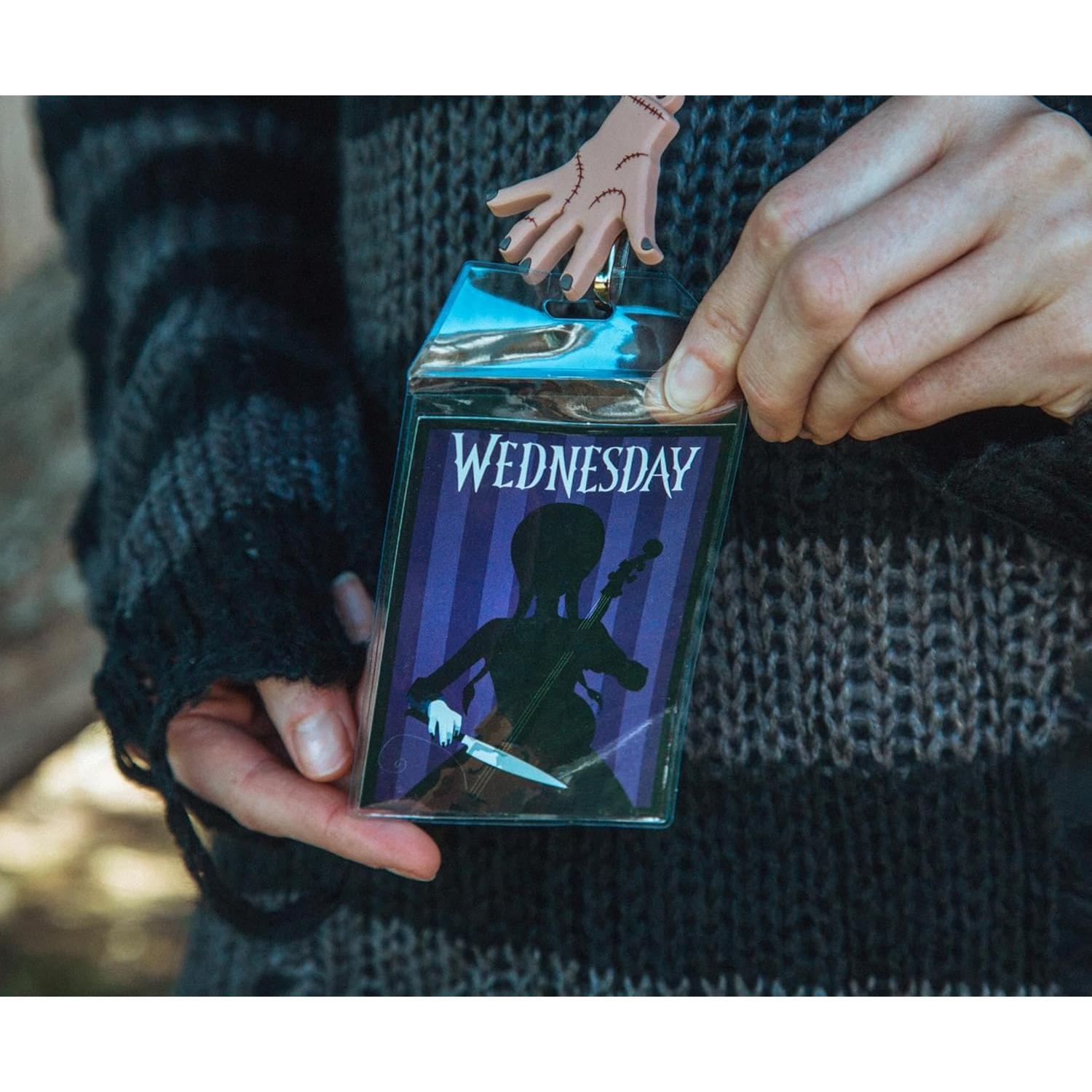 Lanyard Miércoles Addams con Portatarjetas y Charm de Thing