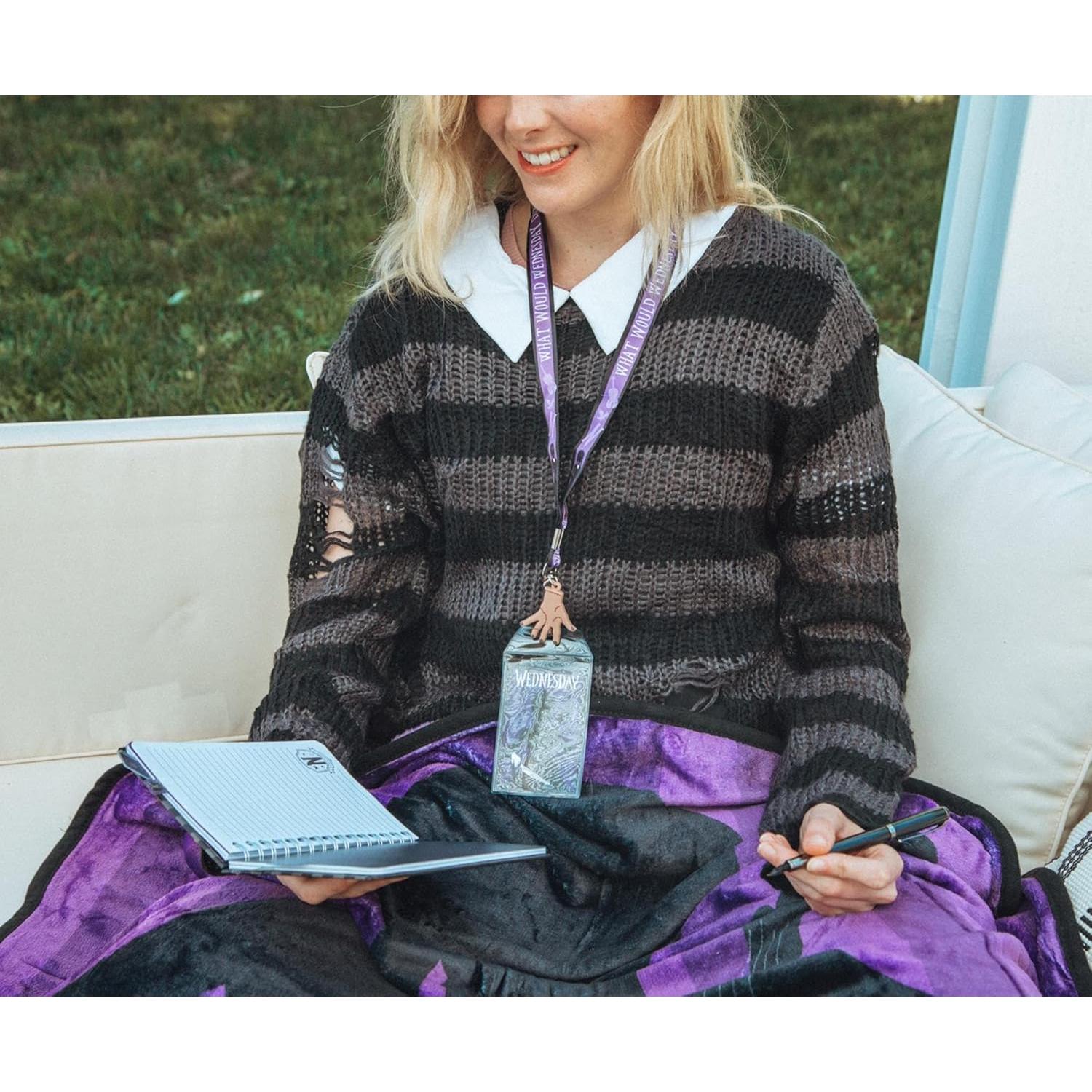 Lanyard Miércoles Addams con Portatarjetas y Charm de Thing