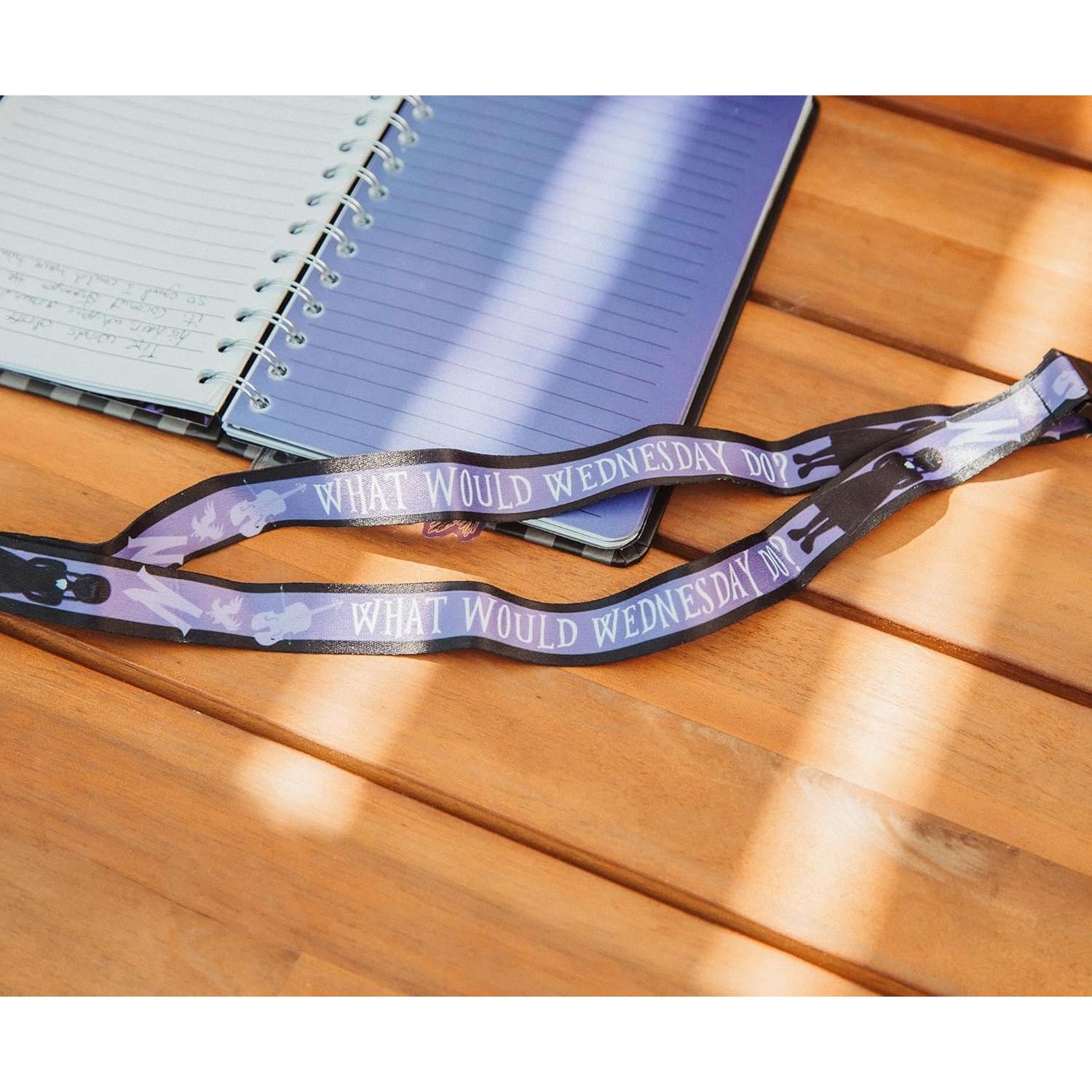 Lanyard Miércoles Addams con Portatarjetas y Charm de Thing