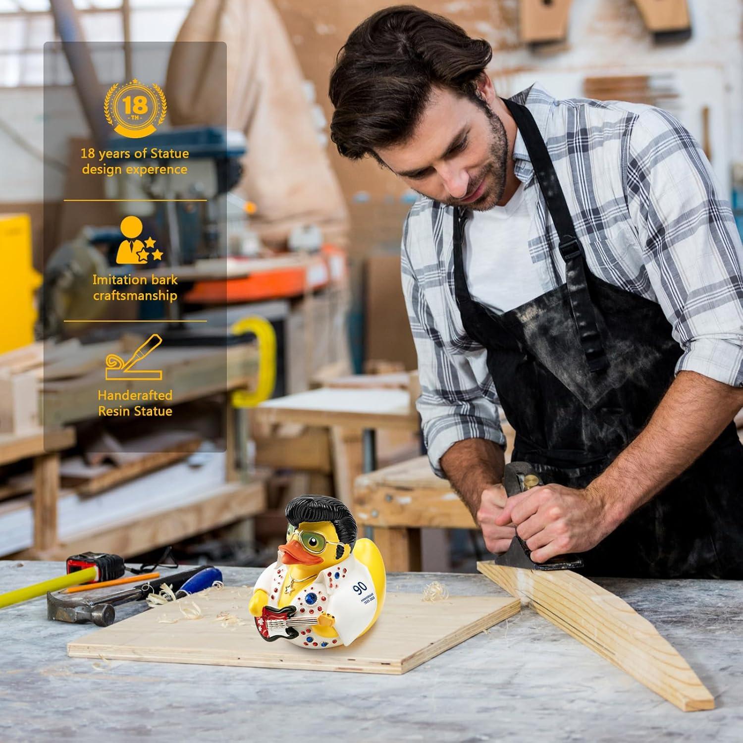 Figurita Pato Elvis ChuangJie Traje Blanco con Piedras 7.95 cm