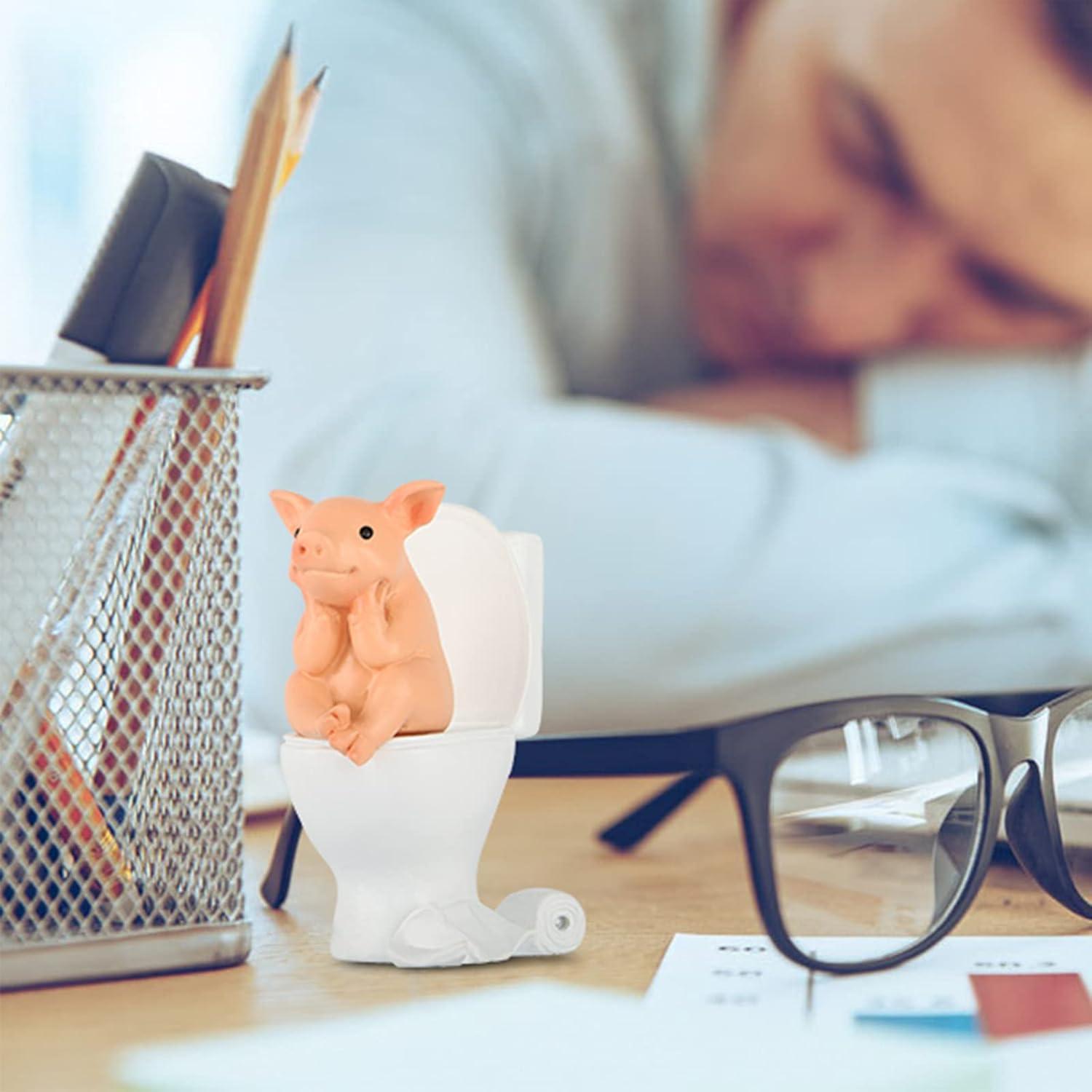 Estatua Mini Cerdo Sentado en el Inodoro - Decoración de Resina