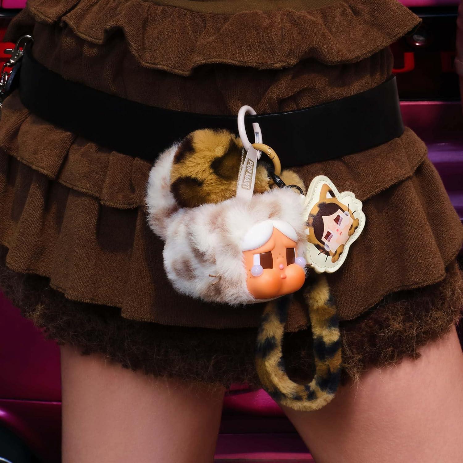 POP MART Crybaby Salvaje pero Lindos - Colgante de Vinilo 5.5cm