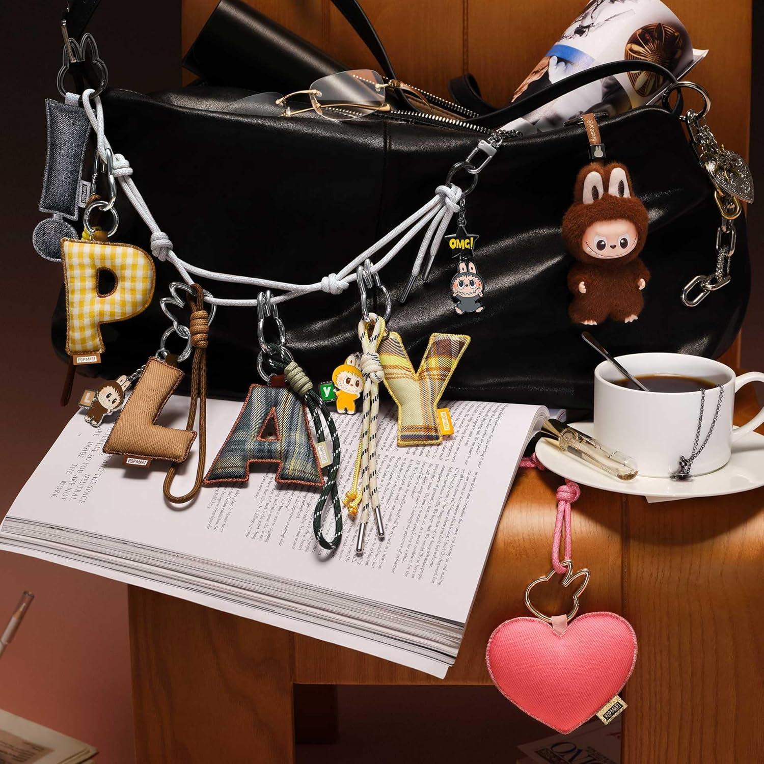 Pin EL MONSTRUO Serie de Amor - Caja Sorpresa Letra (N-Z)