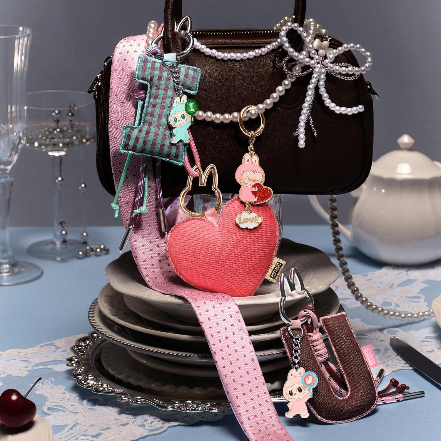 Pin EL MONSTRUO Serie de Amor - Caja Sorpresa Letra (N-Z)