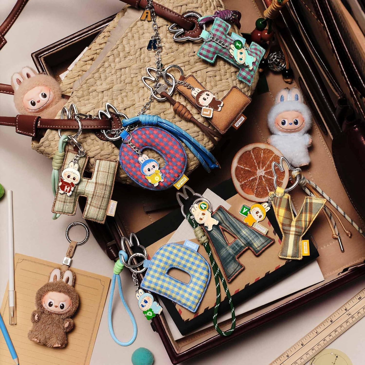 Pin EL MONSTRUO Serie de Amor - Caja Sorpresa Letra (N-Z)