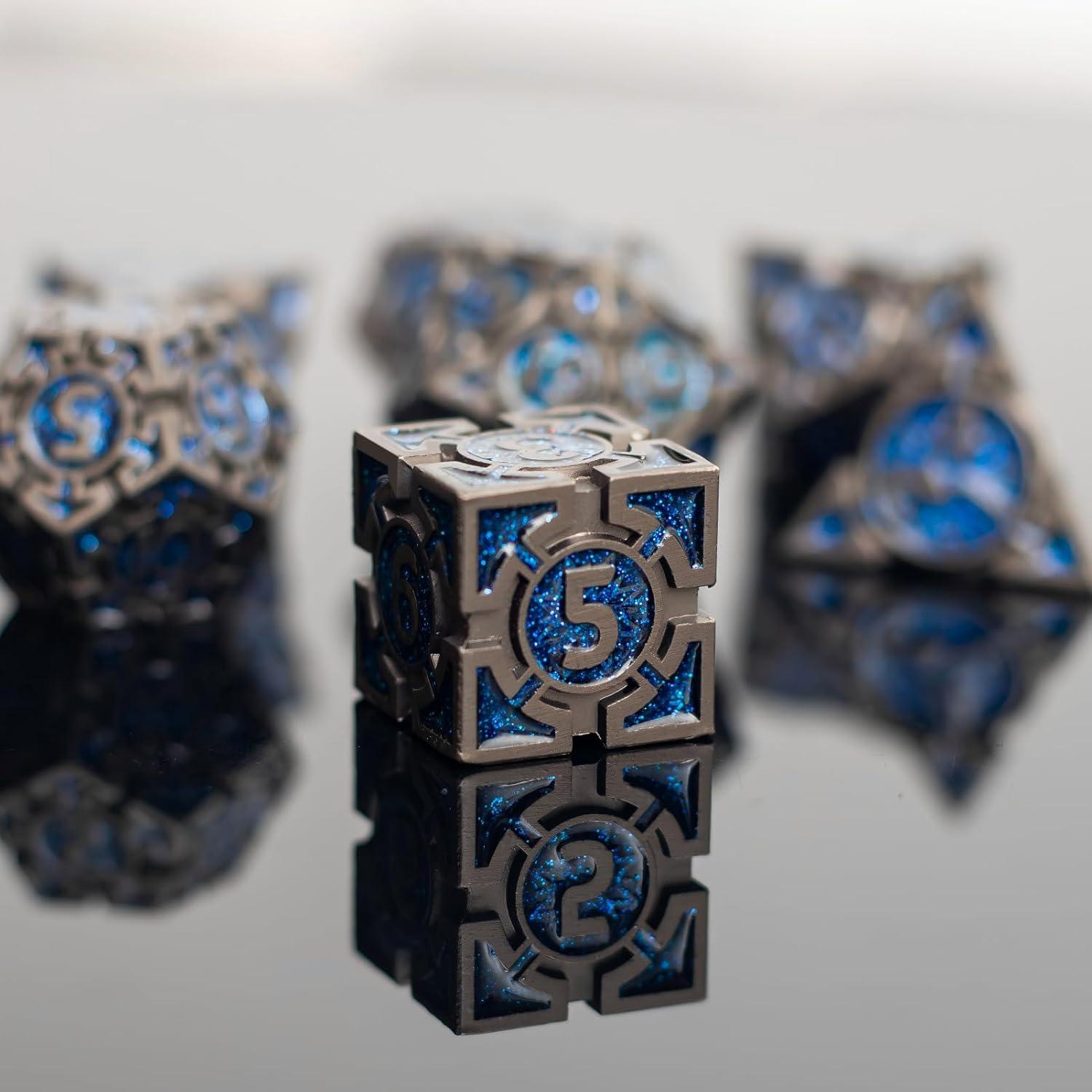 Juego de Dados DND Metálicos Rolledomain 7 Piezas Azul Negro