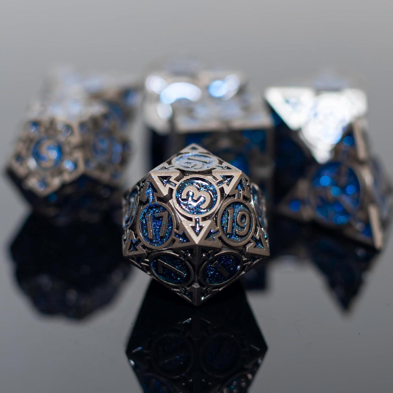 Juego de Dados DND Metálicos Rolledomain 7 Piezas Azul Negro