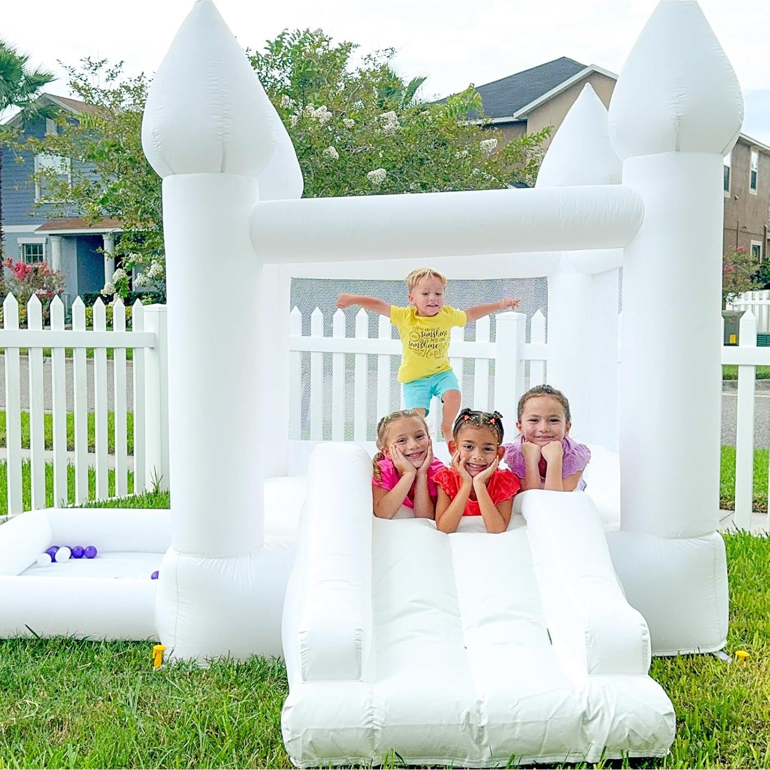 Castillo Inflable AKSPORT Blanco 9x9m con Resbaladilla y Ventilador