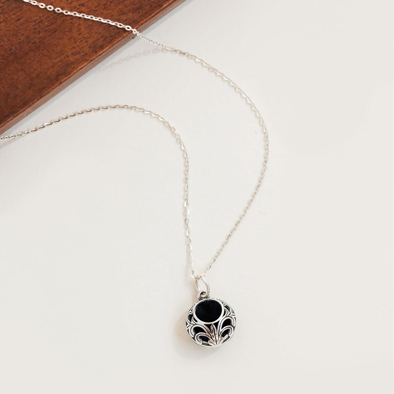 Collar de Encaje Vintage Bottled Up Designs - Vidrio Negro Ecológico