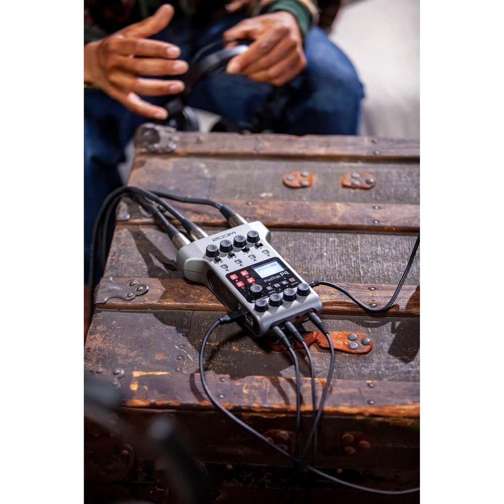 Grabadora de Podcast Zoom PodTrak P4 + 4 Auriculares BPHS1