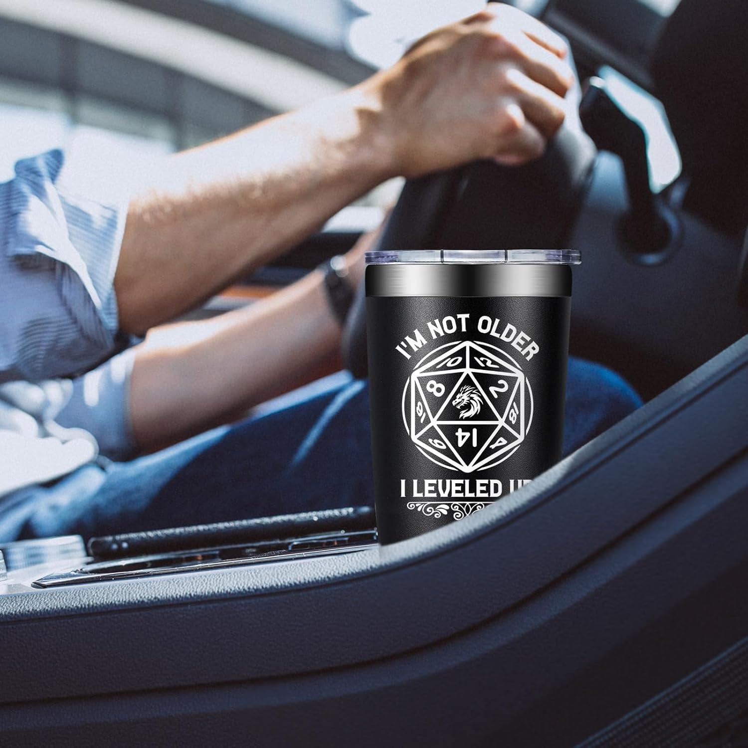 Taza DND Loecuxe 20 oz Negra Aislada para Regalos