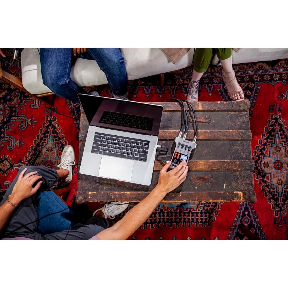 Grabadora de Podcast Zoom PodTrak P4 + Auriculares BPHS1