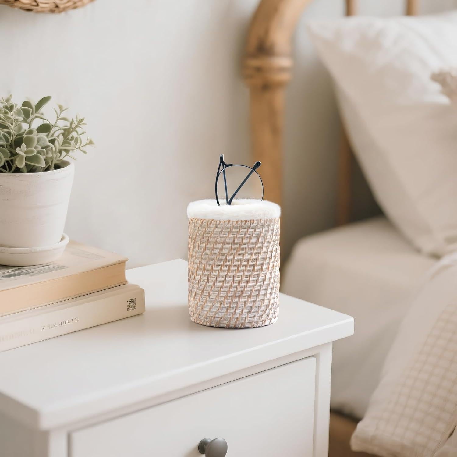 Soporte para Gafas Mkono de Ratan con Forro de Peluche 8.89 cm