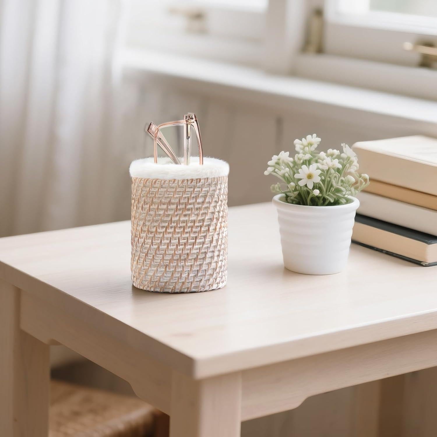 Soporte para Gafas Mkono de Ratan con Forro de Peluche 8.89 cm