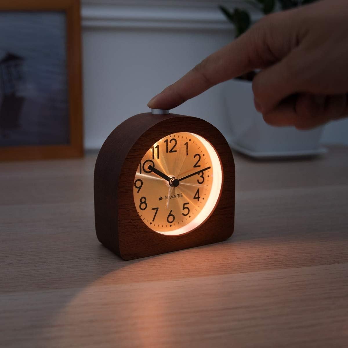 Reloj de Alarma Analógico Navaris de Madera Semirredonda