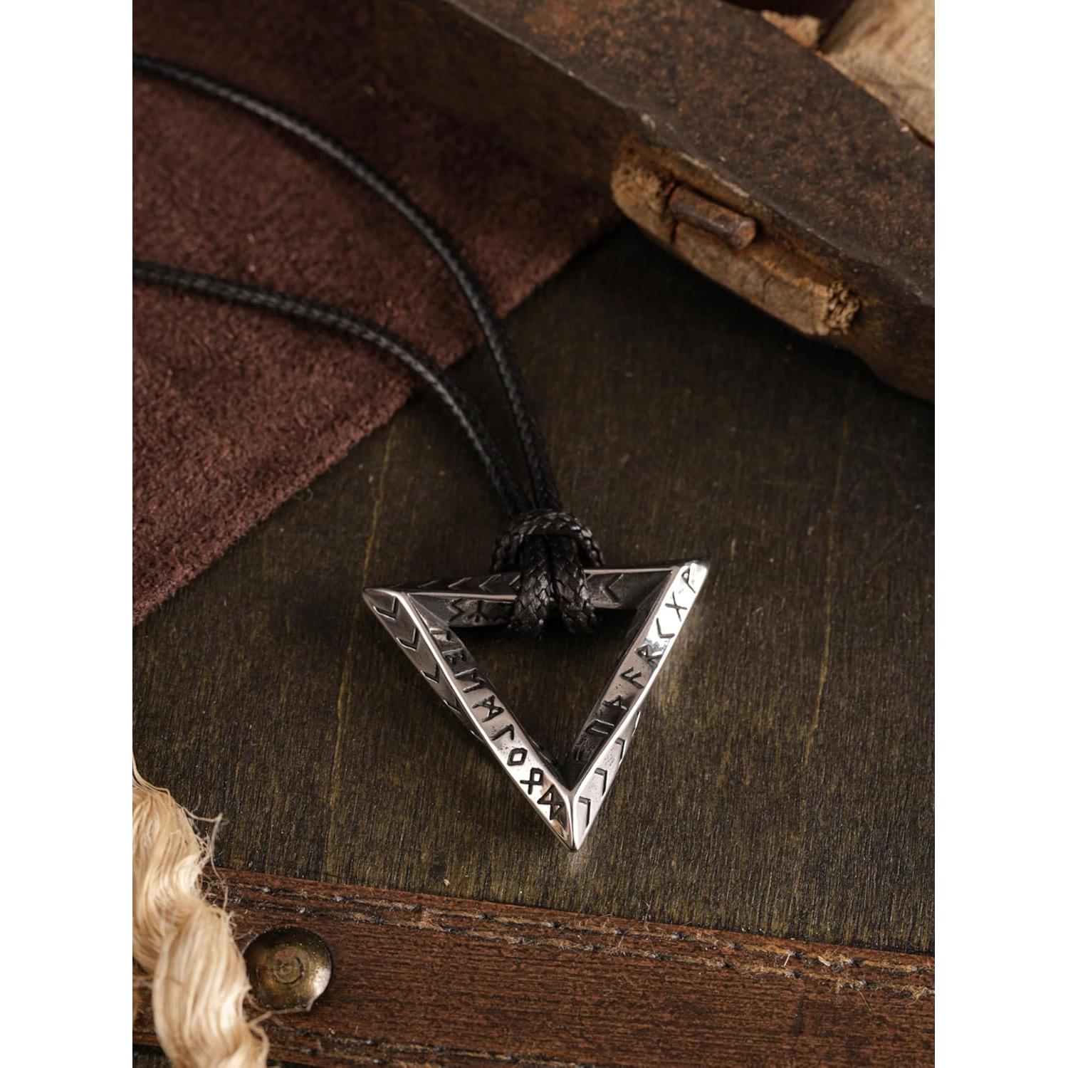 Collar de Runas Vikingas HAQUIL, Talisman Triangular Acero Inoxidable
