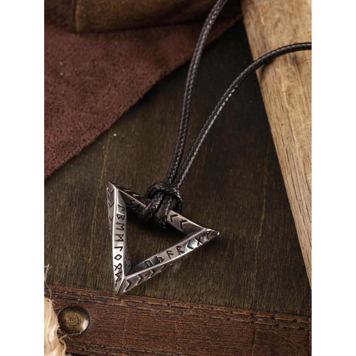 Collar de Runas Vikingas HAQUIL, Talisman Triangular Acero Inoxidable