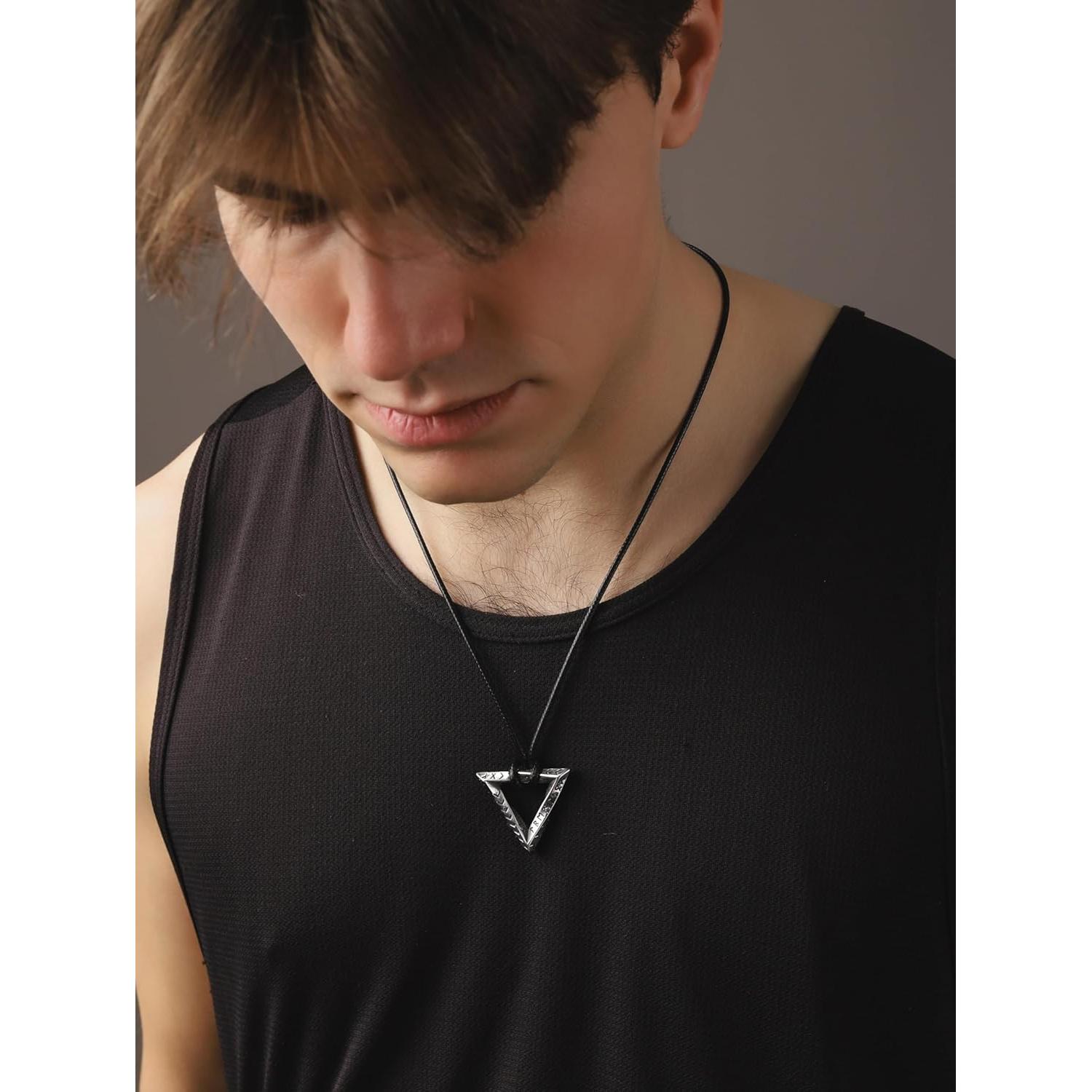 Collar de Runas Vikingas HAQUIL, Talisman Triangular Acero Inoxidable