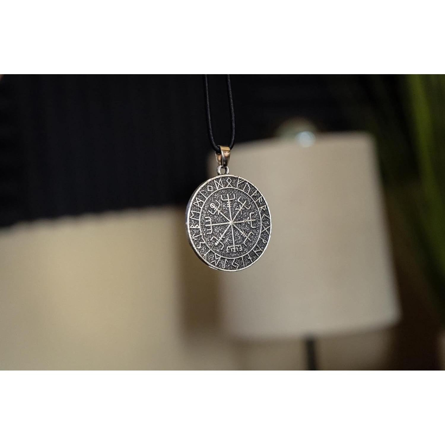Collar Vikingo Vegvisir para Hombres en Plata Antigua - 45.72 cm